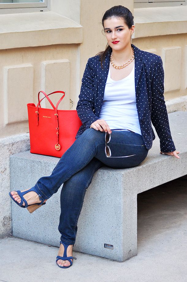 something fashion, fashion blogger spain valencia, blazer with jeans and statement red bag, levi's with heels sandals denim, college outfit ideas