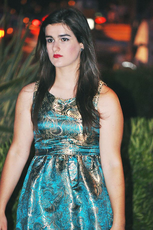 outfit, somethingfashion, blogger, fashion blogger, golden dress, sparkly dress, classy outfit, blue makeup